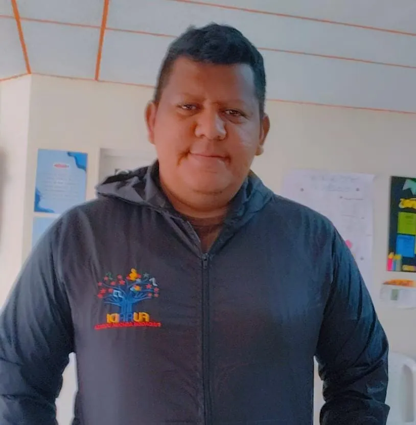 Daniel Hurtado Yepes, director de la fundación, con la chaqueta del grupo, sonriendo en la sede