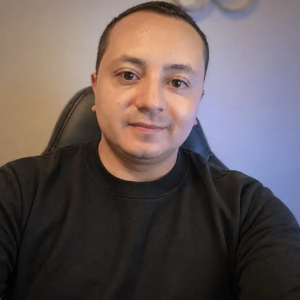 Omar Andrés Gutiérrez, creador y administrador del sitio web, con sudadera negra, sonriendo