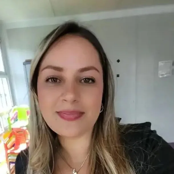 Shirley Berrío González, coordinadora y maestra de la fundación, sonriendo en un salón de la sede