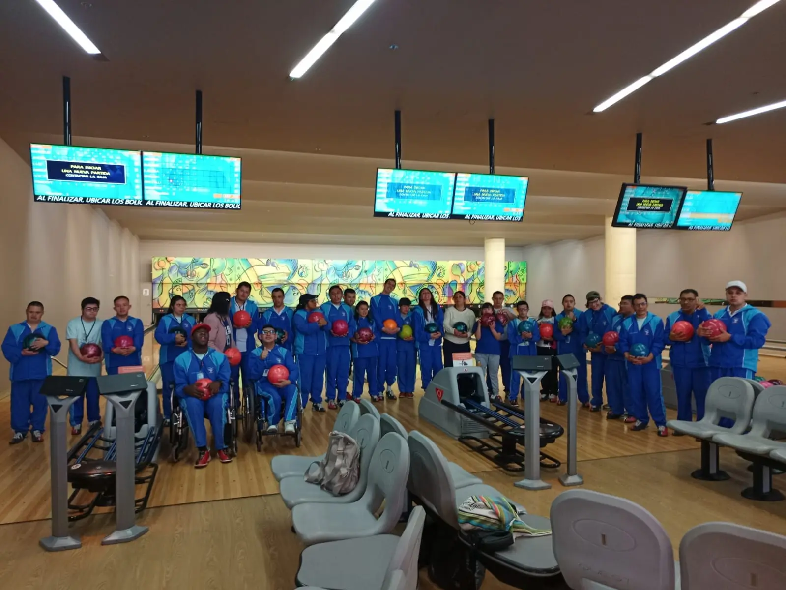 Estudiantes con la sudadera de la fundación sosteniendo bolas de bolos en una salida
