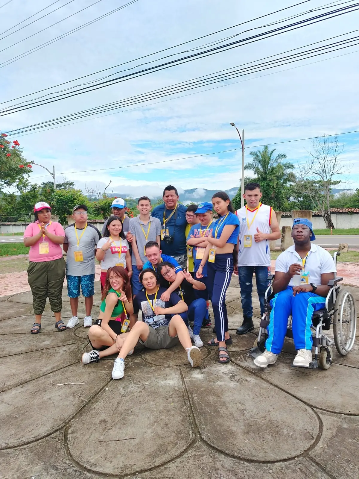 Jóvenes de la fundación y sus profesores posando juntos, con credenciales amarillas, en Mesetas, Meta