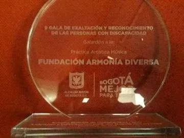 Galardón de cristal de la 9ª Gala de Exaltación a la Fundación Armonía Diversa