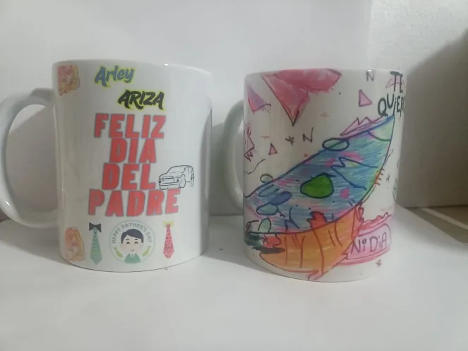 Dos pocillos personalizados para el Día del Padre, con mensajes y dibujos